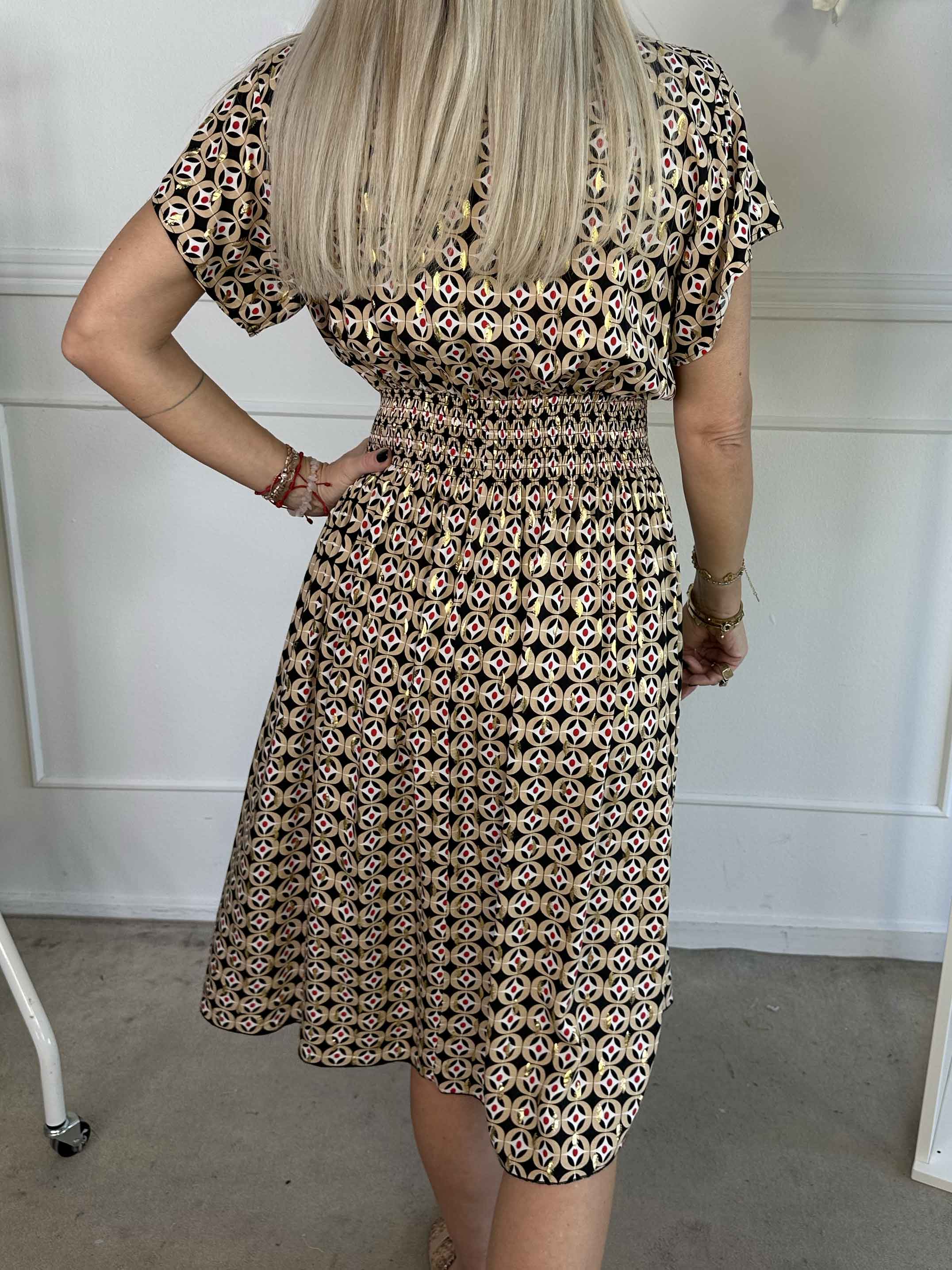 Sadie - Sød mønstret kjole i viskose med guld detaljer